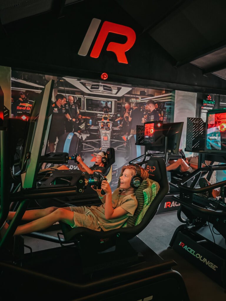 Fanatec F1-simulatoren in de Racelounge van Nest Voorthuizen